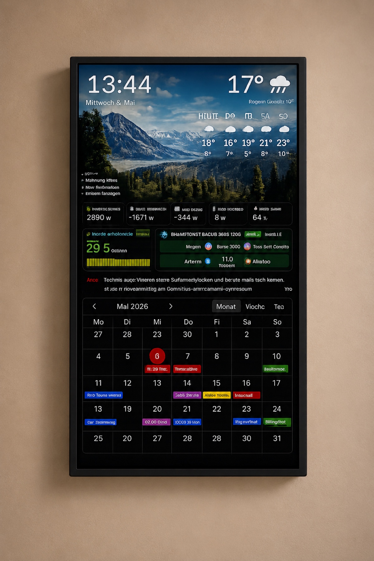 VistaBoard Display mit Kalender, Wetter und Energie-Kacheln aus der Naehe